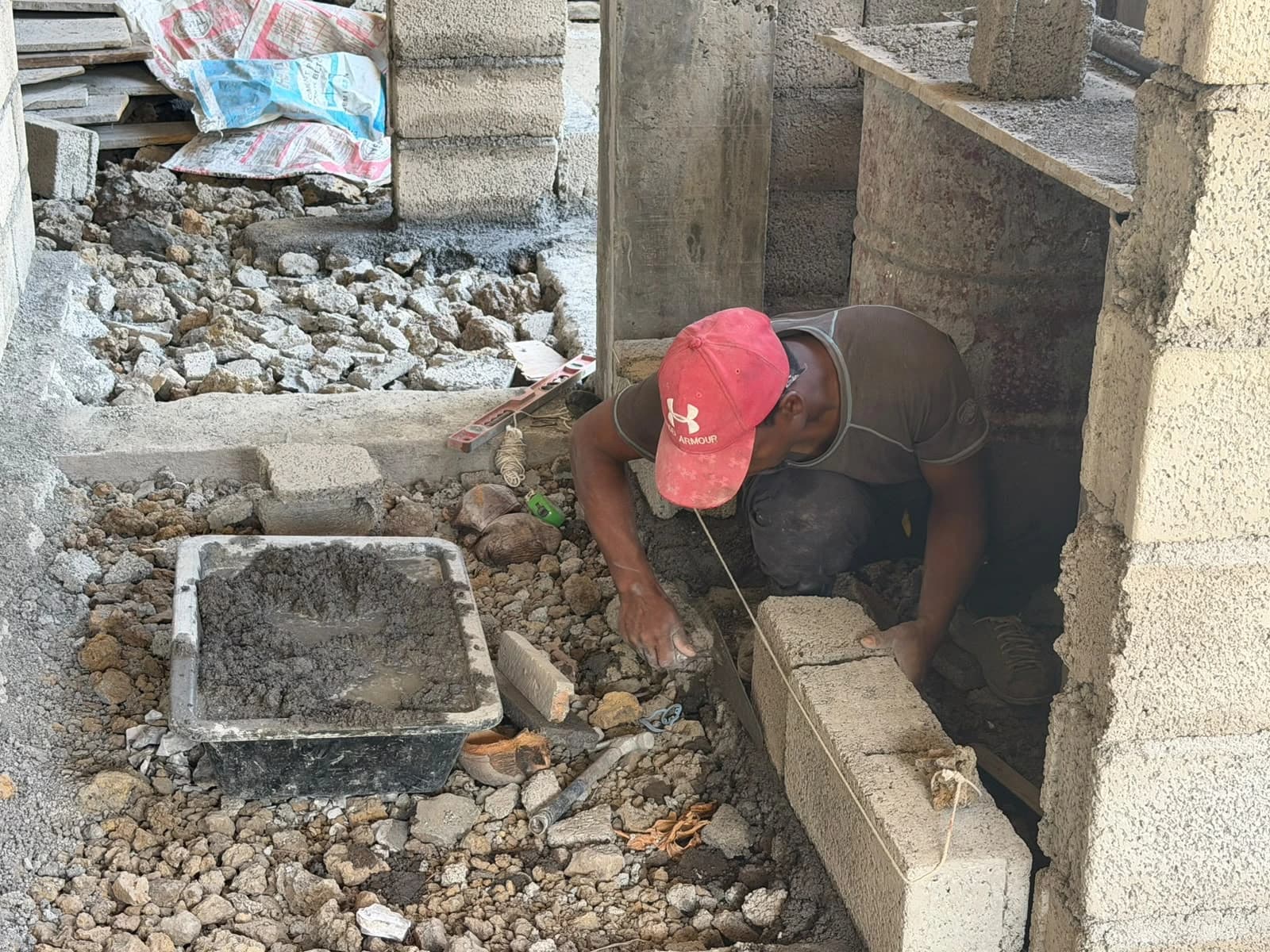 Maçon sur un chantier de construction aux Comores