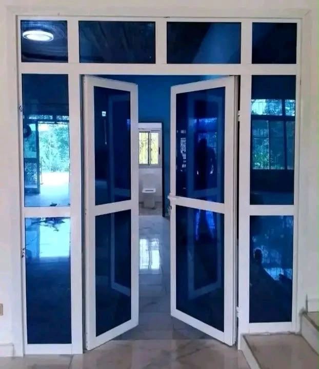 Porte vitrée en aluminium et verre teinté bleu