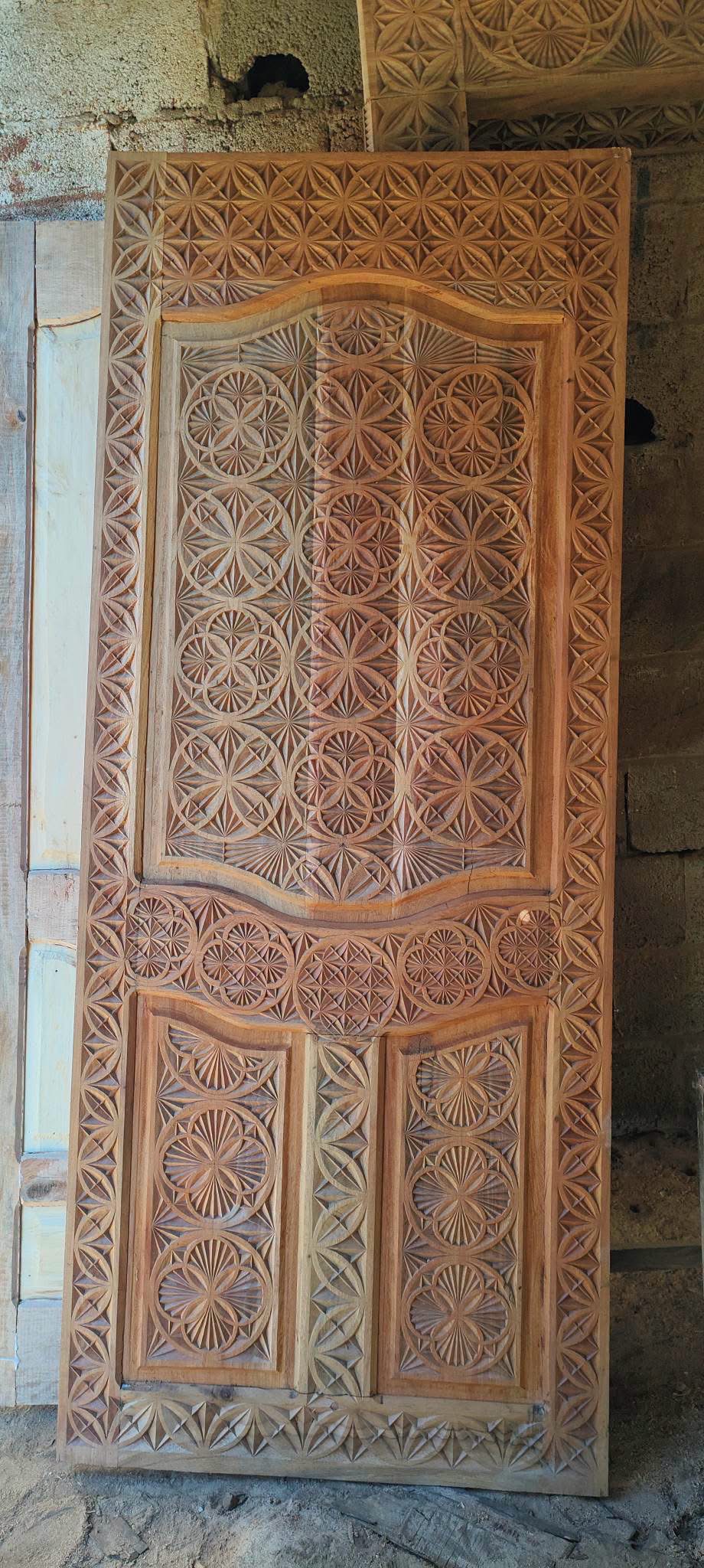 Porte d’entrée sculptée à la main — Bois massif de Mhandaya | 210 × 90 cm